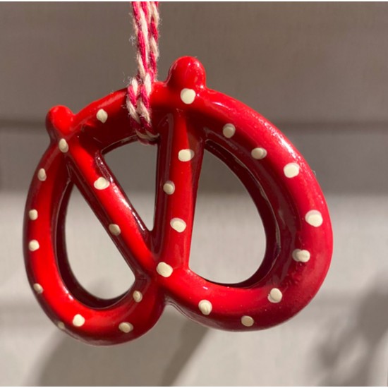 Pretzel Metal ornament rød med prikker fra Maileg