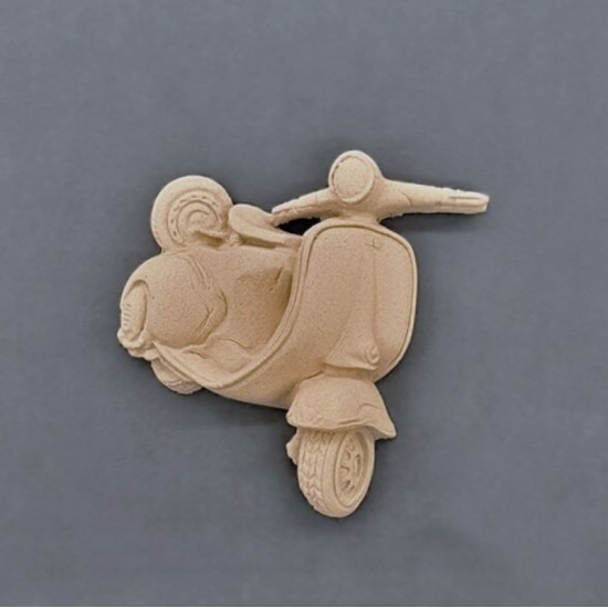 Ornament Vespa scooter 7x6cm Bøjelig træudskæring fra Woodwill